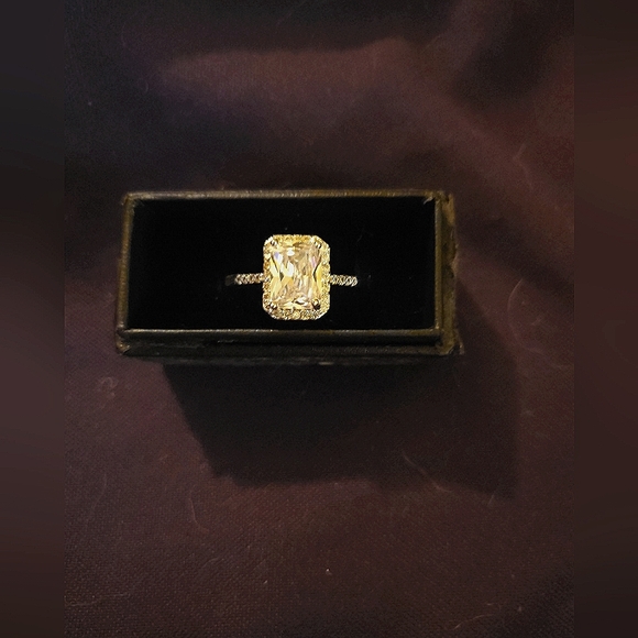 Jewelry - White sapphire and white gold ring size 7